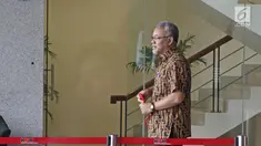 Pengelola Teknis Direktorat Jenderal Cipta Karya, Didiet Arief Akhdiat bersiap keluar dari gedung KPK untuk rehat, Jakarta, Jumat (16/3). Didiet diperiksa sebagai saksi untuk tersangka Budi Rachmat Kurniawan. (Liputan6.com/Herman Zakharia)