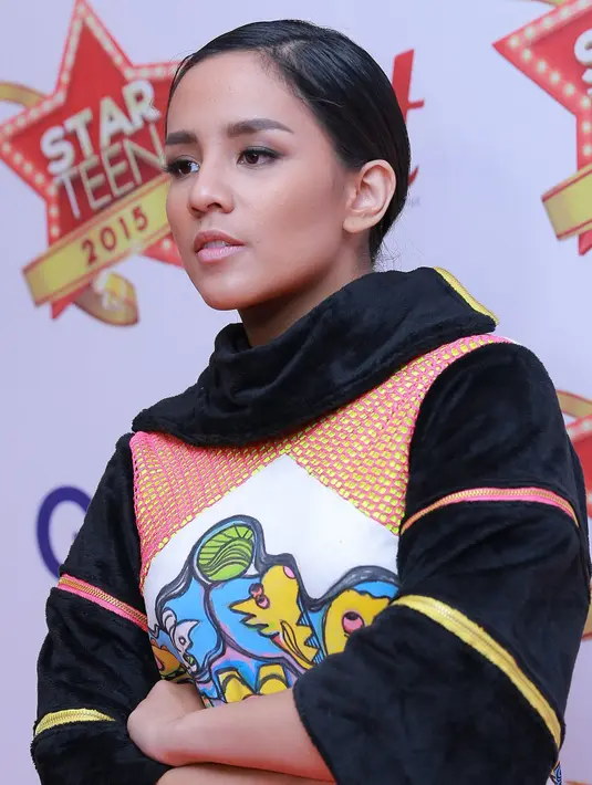 Terkadang jika sudah buntu, Angel biasanya menonton televisi untuk menambah referensi beraktingnya. (Galih W. Satria/Bintang.com)