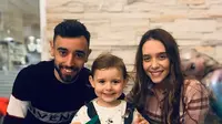 Gelandang Manchester United (MU) Bruno Fernandes bersama sang istri, Ana Pinho, dan putrinya. (foto: https://www.instagram.com/anaapinho)