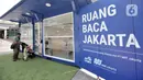 Warga memasuki Ruang Baca Jakarta di kawasan Dukuh Atas, Minggu (8/12/2019). Perpustakaan mini yang dibuat PT MRT Jakarta tersebut menyajikan berbagai jenis buku. (merdeka.com/Iqbal Nugroho)