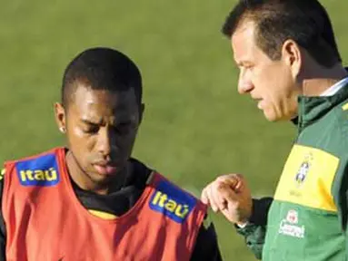 Striker Brasil Robinho (kiri) mendengarkan instruksi pelatih Carlos Dunga saat sesi latihan tim di Randburg High School, 5 Juni 2010 jelang PD 2010. AFP PHOTO / ANTONIO SCORZA 