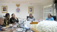 Menpora Zainudin Amali didampingi Sesmenpora Gatot S Dewa Broto memimpin Rapat Koordinasi (Rakor) dengan Ketua Umun PSSI Mochamad Iriawan. Rakor tersebut membahas progres persiapan Piala Dunia U-20 tahun 2021 di Kantor Kemenpora, Selasa (10/3) pagi. (foto:egan/kemenpora.go.id)