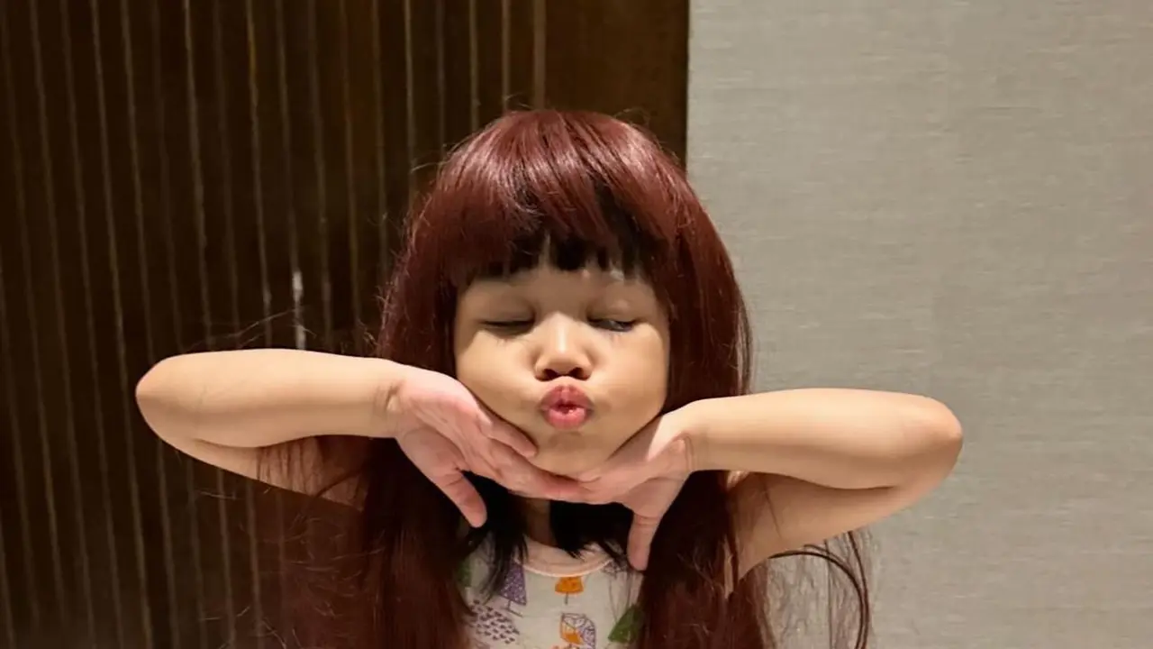 Nakeya Ayu pakai wig berwarna merah menggemaskan (Instagram/@riafinola dan @nakeya_ayu)