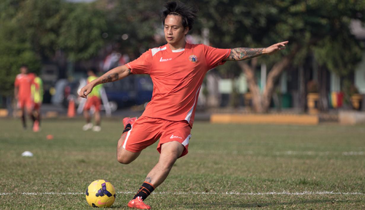 Pemain Persija, Mahadirga Lasut menendang bola saat berlatih jelang Piala Presiden 2015 di Lapangan Yon Zikon 14, Jakarta (21/8/2015). Dirga juga sempat absen mengikuti latihan perdana. (Bola.com/Vitalis Yogi Trisna)