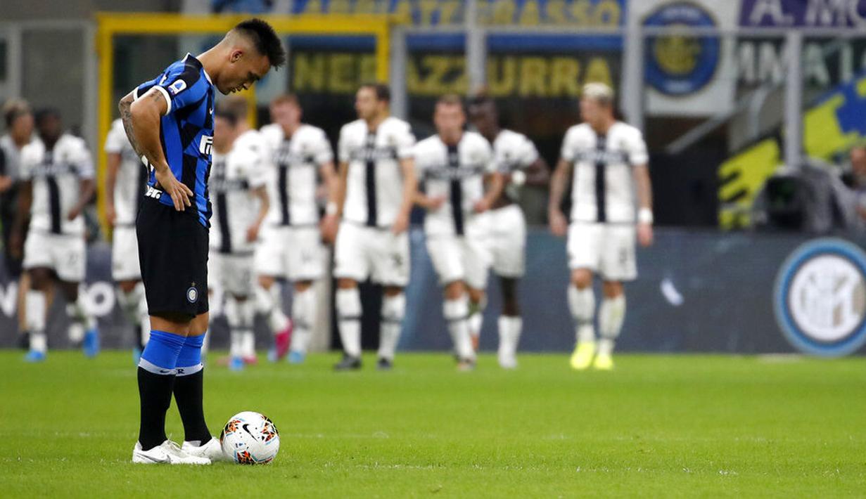 Striker Inter Milan, Lautaro Martinez, tampak lesu usai ditahan imbang Parma pada laga Serie A 2019 di Stadion Giuseppe Meazza, Sabtu (26/10). Kedua tim bermain imbang 2-2. (AP/Antonio Calanni)