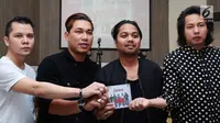 Armada Band menunjukkan CD album barunya bertajuk Maju Terus Pantang Mundur di Jakarta, Jumat (28/7). Album ini merupakan album ke 5 yang terdapat lagu Asal Kau Bahagia yang banyak disambut oleh masyarakat. (Liputan6.com/Herman Zakharia)