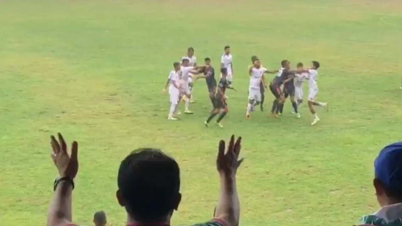 Pertandingan Jember Vs  Kota Malang di Stadion Notohadinegoro, Kabupaten Jember, Jumat (17/6/2022), diwarnai kericuhan dan perkelahian antarpemain. (Ist).