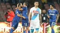 Para pemain Juventus merayakan gol ke gawang Napoli pada leg kedua semifinal Coppa Italia di San Paolo, Naples, Rabu (5/4/2017). (AFP/Carlo Hermann)