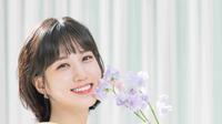 Usai drama Extraordinary Attorney Woo, Park Eun-bin kian memiliki banyak penggemar. Penggemarnya kian terpesona saat Park Eun-bin pamer senyum terbaiknya. Senyum yang ditunjukkan Park Eun-bin sambil memegangi bunga ini berhasil banjir like dan komentar. (Liputan6.com/IG/@eunbining0904)