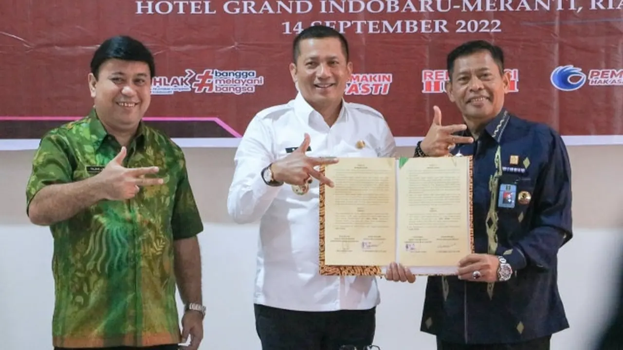 Penyerahan sertifikat hak kekayaan intelektual dari Kanwil Kemenkumham Riau ke Bupati Kepulauan Meranti.
