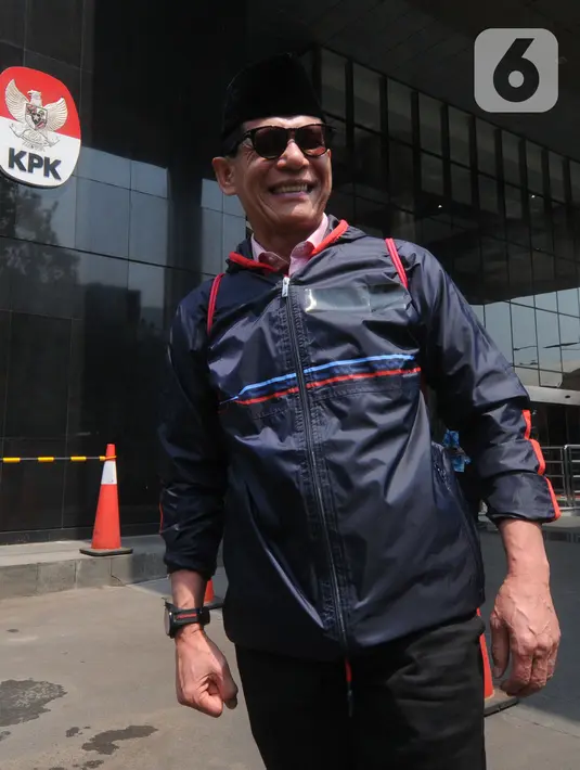 Ekspresi anggota Badan Pemeriksa Keuangan Rizal Djalil usai menjalani pemeriksaan di Gedung KPK, Jakarta, Rabu (9/10/2019). Rizal diperiksa sebagai tersangka terkait kasus dugaan suap proyek pembangunan Sistem Penyediaan Air Minum (SPAM) di Kementerian PUPR. (merdeka.com/Dwi Narwoko)