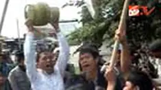 Puluhan mahasiswa di Serang, Banten, berunjuk rasa memprotes banyaknya kasus ledakan tabung gas atau elpiji yang menyebabkan jatuhnya sejumlah korban. Mahasiswa sempat ingin meledakan satu tabung gas, namun dihalau polisi. 