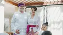 Farah dan putrinya kompak mengenakan kebaya kutu baru lengkap dengan kain di pinggang warna fuschia. Sementara suaminya, mengenakan kemeja putih lengkap dengan penutup kepala khas pria Bali. (@farahquinnofficial)