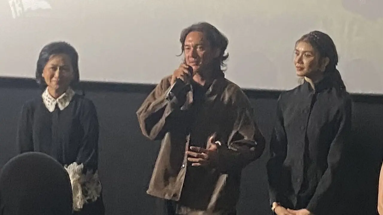 Adipati Dolken dalam acara pemutaran perdana film Mojoku Hilang! di Jakarta, Senin (24/8/2026). (Liputan6.com/Nola Vemiliana)