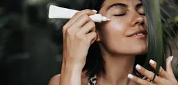 memakai concealer sudah jadi langkah penting dalam rutinitas makeup banyak perempuan. Produk ini bukan hanya membantu menyamarkan lingkar hitam di bawah mata, tapi juga meratakan warna kulit dan menutupi noda yang mengganggu penampilan. (foto/dok: freepik/lookstudio)