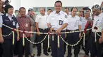 Direktur PT KAI Edi Sukmoro menggunting pita peresmian jembatan penghubung atau skybridge di Stasiun Batu Ceper, Tangerang, Kamis (18/7/2019). Jembatan penghubung ini untuk mengintegrasikan peron KRL Commuter Line dengan peron KA Bandara di Stasiun Batu Ceper. (Liputan6.com/Immanuel Antonius)