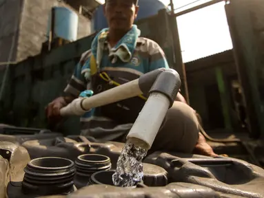 Pedagang mengisi air bersih ke dalam drigen untuk dijual di kawasan Jakarta Barat, Senin (18/9/2023). (Liputan6.com/Angga Yuniar)