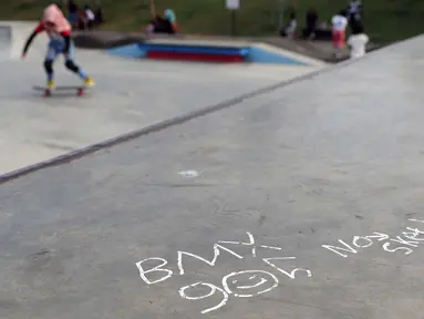 Sebuah tulisan mengotori area Skate Park RPTRA Kalijodo, Jakarta, Sabtu (15/6/2019). Beberapa coretan dari orang yang tidak bertanggung jawab mulai mengotori salah satu arena bermain di RPTRA Kalijodo. (Liputan6.com/Helmi Fithriansyah)