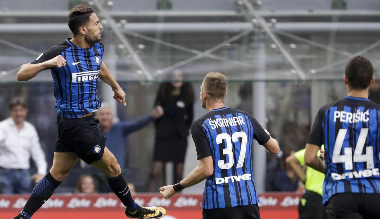 Bek Inter Milan, Danilo D'Ambrosio, melakukan selebrasi usai mencetak gol ke gawang Genoa pada laga Serie A di Stadion Giuseppe Meazza, Minggu (24/9/2017). Inter Milan menang 1-0 atas Genoa. (AP/Luca Bruno)