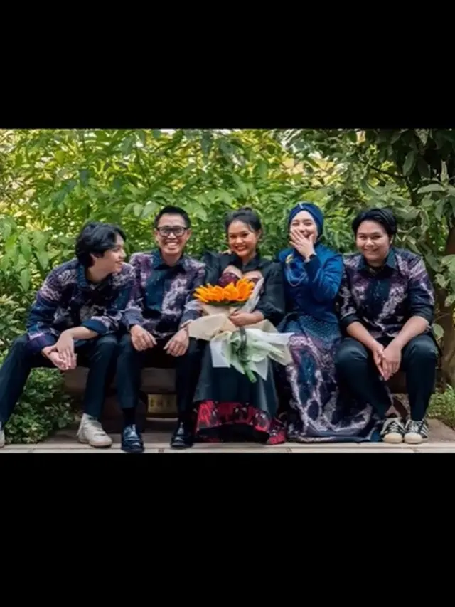 6 Potret Wisuda Nayla Ayu di Singapura, Keluarga Eko Patrio Kompak Pakai Batik