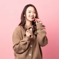 Ilustrasi perempuan makan cokelat/copyrightshutterstock/zhang tianle