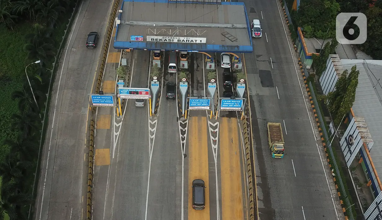 Foto Udara sejumlah kendaraan roda empat melintas masuk ke gerbang tol Bekasi Barat 1 di Bekasi, Rabu (8/4/2020). Gubernur Jawa Barat Ridwan Kamil mengajukan status Pembatasan Sosial Berskala Besar (PSBB) di wilayah Bogor, Depok, dan Bekasi kepada pemerintah pusat. (Liputan6.com/Herman Zakharia)