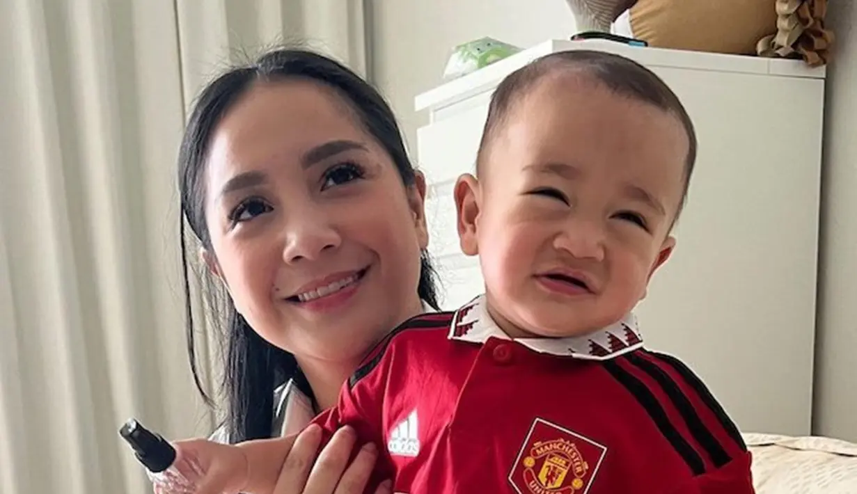 Anak kedua Raffi dan Nagita, Rayyanza sedang menjadi pusat perhatian netizen. Anak yang kerap disapa Cipung viral karena lucu memakai jersey Manchester United. Bahkan saking lucunya membuat akun resmi Manchester United mengunggah foto tersebut di feed Instagram. (Liputan6.com/IG/raffinagita1717)