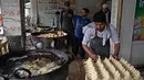 Meski termasuk dalam jenis camilan, Jalebi punya bentuk yang unik. Digoreng dengan garing lalu disajikan dengan sirup gula. (Aamir QURESHI/AFP)