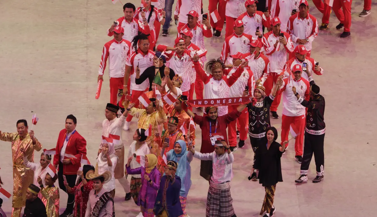 Kontingen Indonesia melintas saat upacara pembukaan SEA Games 2019 di Philipine Arena Bulacan, Manila, Sabtu (30/11). Pesta olahraga se-Asia Tenggara ini akan berlangsung hingga 11 Desember. (Bola.com/M Iqbal Ichsan)