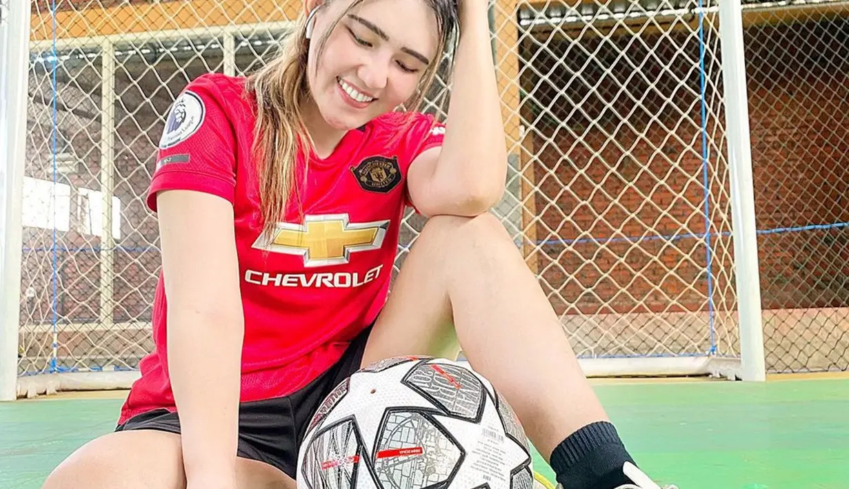 Via Vallen memang menyukai dunia sepak bola. Perempuan kelahiran 1 Oktober 1991 memiliki klub sepak bola favorit yakni Manchester United. Ia kerap memakai jersey Manchester United di beberapa momen seperti saat ia berada di lapangan futsal. (Liputan6.com/IG/@viavallen)