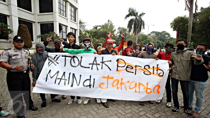 20151014-The Jak Bentangkan Spanduk Tolak Persib Main di Jakarta