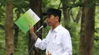 Jokowi menyerahkan surat izin pemanfaatan hutan di Madiun