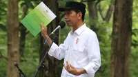 Jokowi Serahkan Izin Pemanfatan Hutan ke Petani di Madiun