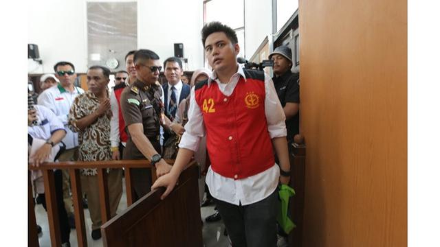 Tak Ditemani Barbie Kumalasari, Ini 5 Potret Terbaru Galih Ginanjar saat Hadiri Sidang