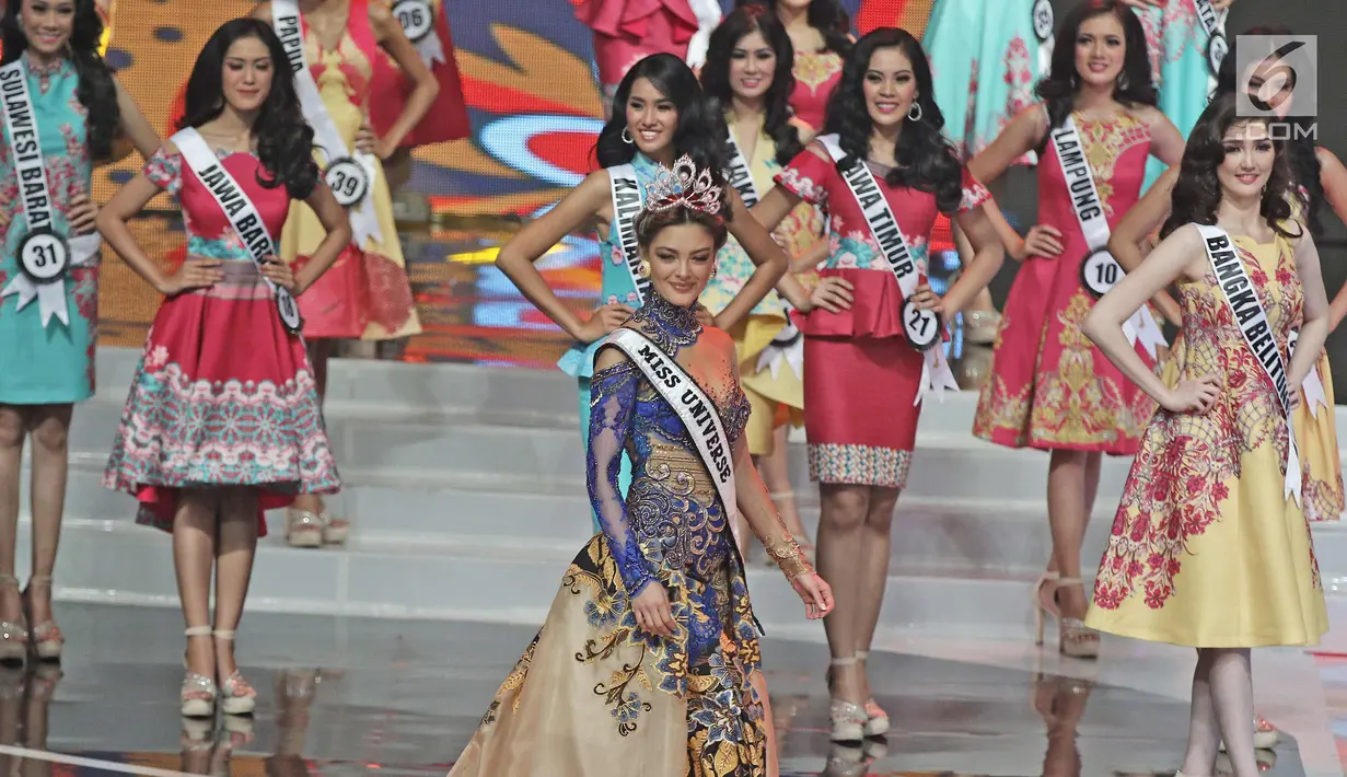 Miss Universe 2017 Demi-Leigh Nel-Peters saat malam puncak pemilihan Puteri Indonesia 2018, Jakarta, Jumat (9/3). Selain Demi Leigh turut hadir Miss International 2017, Kevin Lilliana dan Miss Supranational 2017, Jenny Kim. (Liputan6.com/Herman Zakharia)