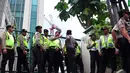 Polisi menjaga salah satu gerbang DPP PPP di Jalan Diponegoro, Menteng, Jakarta Pusat, Selasa (2/12/2014). (Liputan6.com/Johan Tallo)