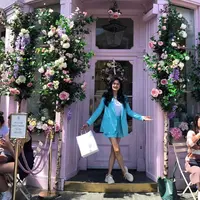 Donna Harun, aktris senior yang baru saja berulangtahun pada 21 Februari 2021 kemarin dan genap berusia 53 tahun. Dalam akun Instagramnya, Donna mengunggah potret kenangan kedua orangtuanya dengan tulisan yang menyentuh. (Instagram/donnaharunofficial)