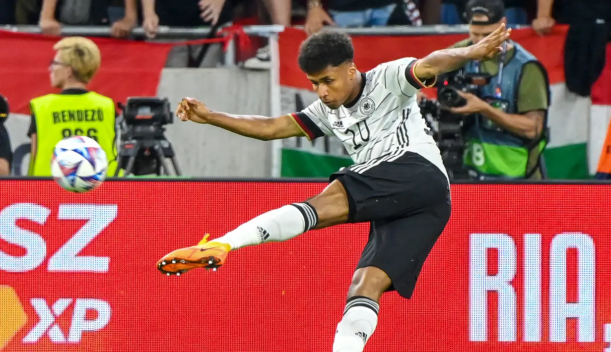Karim Adeyemi. Sayap kanan Jerman berusia 19 tahun ini baru saja bergabung dengan Borussia Dortmund pada awal musim 2022/2023 usai didatangkan dari RB Salzburg dengan nilai transfer 30 juta euro. Musim ini ia telah tampil dalam 17 laga di semua ajang dengan torehan 2 gol. Bersama Timnas Jerman ia baru mengoleksi 4 caps dengan torehan 1 gol dan 1 assist sejak melakukan debut pada 5 September 2021. (AFP/Attila Kisbenedek)