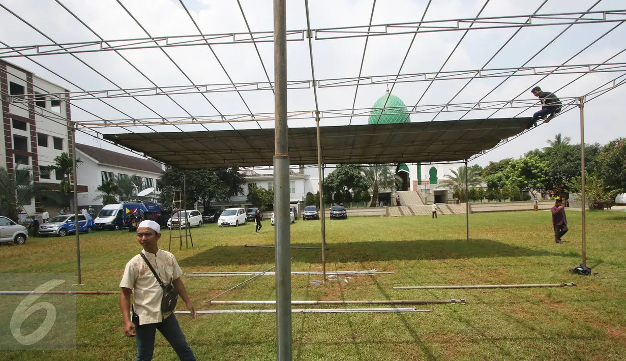 Para santri memasang tenda untuk pemakaman tokoh PBNU KH Hasyim Muzadi di Kompleks Ponpes Al Hikam, Depok, Kamis (16/3). Jenazah Hasyim Muzadi akan diberangkatkan dari Malang menuju ponpes Al Hikam usai salat zuhur. (Liputan6.com/Immanuel Antonius)
