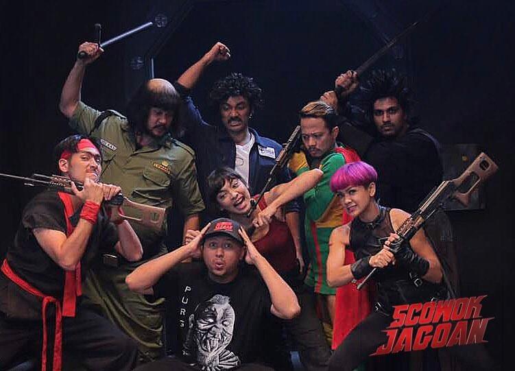 Bintang film 5 Cowok Jagoan dan sang sutradara, Anggy Umbara (Sumber: Instagram/ 5cowokjagoan)