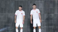 Dua penggawa Timnas Indonesia, Marc Klok (kiri) dan Ivar Jenner memperagakan jersey tandang Timnas Indonesia produksi jenama dalam negeri Erspo dalam acara launching jersey anyar Timnas Indonesia di Bengkel Space, SCBD, Jakarta, Senin (18/3/2024) petang WIB. (Bola.com/Abdul Aziz)