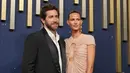 <p>Jake Gyllenhaal mengubah Emmy Awards 2025 menjadi malam kencan langka bersama kekasihnya Jeanne Cadieu. Jake mengenakan tuxedo hitam dengan inner kemeja dan kekasihnya mengenakan gaun berwarna nude dengan belahan di sepanjang dada saat mereka berjalan di karpet merah. Ia mempercantik penampilannya dengan tas genggam emas dan perhiasan emas, serta gaya rambut disisir rapi ke belakang. [AP Photo/Jae C. Hong]</p>