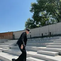 Taeyong NCT tampil kenakan sandal Crocs X Balenciaga yang super besar. Foto: Instagram.