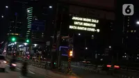Suasana arus lalu lintas di Jalan Gatot Subroto, Jakarta, Selasa (22/4/2020). Gubernur DKI Jakarta, Anies Baswedan resmi memperpanjang masa penerapan Pembatasan Sosial Berskala Besar (PSBB) di Jakarta hingga 28 hari kedepan yakni 22 Mei 2020. (Liputan6.com/Helmi Fithriansyah)