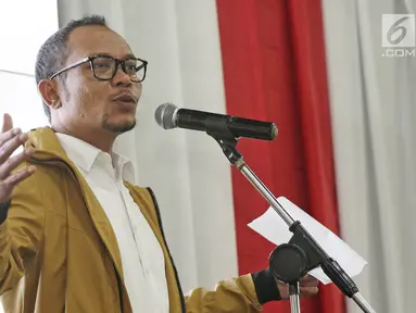 Menaker Hanif Dhakiri memberi sambutan saat meresmikan Innovation Room, Jakarta, Kamis (28/6). Kemnaker meresmikan ruang inovasi bertujuan membantu anak-anak muda mengembangkan bisnis digital dan proyek kreatif. (Liputan6.com/Herman Zakharia)