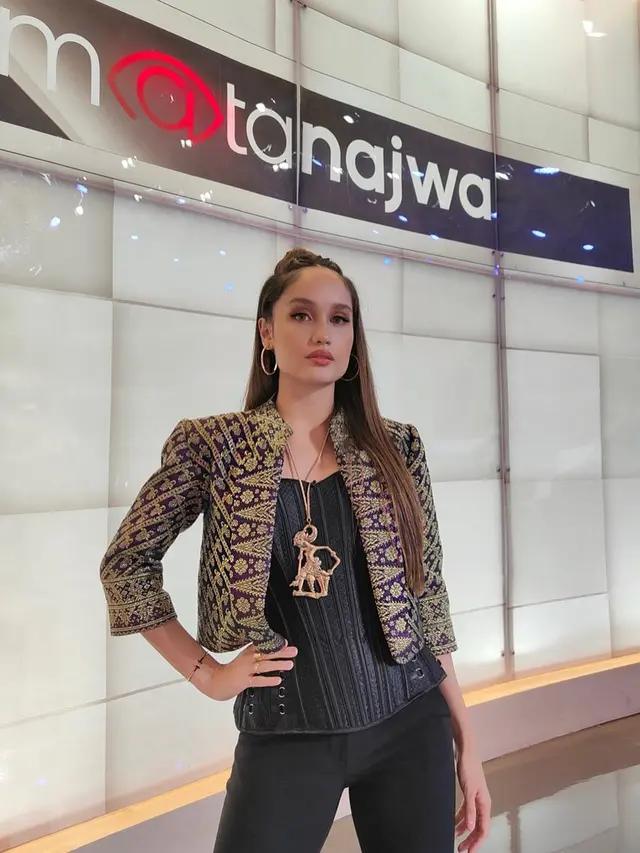 Diangkat Jadi Komisaris, Ini 7 Potret Cinta Laura dengan Busana Formal