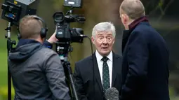 Wali Kota Greater Manchester, Komisaris Polisi, Tony Lloyd memberikan keterangan pers di Manchester, Inggris, (16/5).  Alat tersebut tak sengaja tertinggal saat digelar latihan anti teror beberapa waktu lalu. (REUTERS / Andrew Yates) 