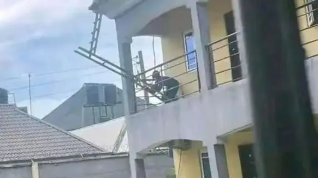 8 Potret Absurd Kuli Bangunan Kerja Sama Pakai Tangga Ini Bikin Merinding