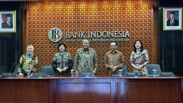 Gubernur Bank Indonesia Perry Warjiyo dan Dewan Gubernur BI dalam konferensi pers RDG Oktober 2024, di Gedung BI, Jakarta, Rabu (20/11 /2024). (Tira/Liputan6.com)