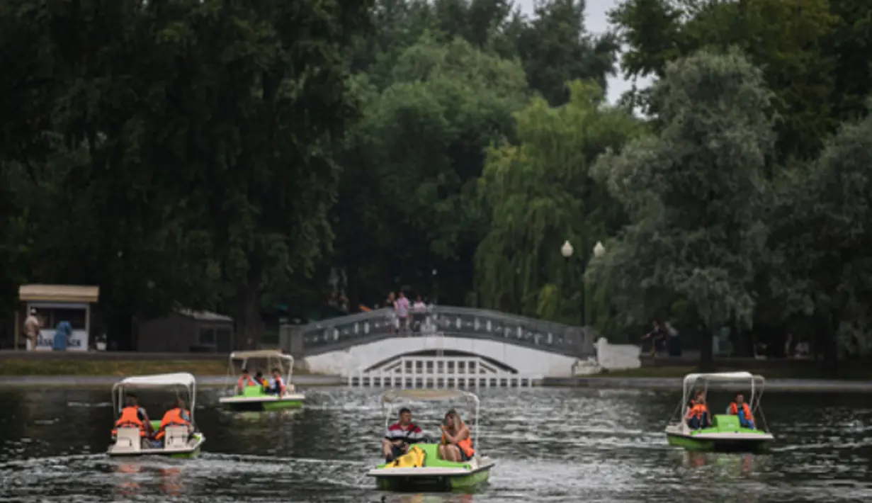 Orang-orang menikmati kegiatan berperahu di sebuah taman di Moskow, Rusia (8/7/2020). Rusia melaporkan 6.562 kasus baru COVID-19 dalam 24 jam terakhir, sehingga totalnya bertambah menjadi 700.792, demikian disampaikan pusat tanggap coronavirus negara tersebut pada (8/7). (Xinhua/Evgeny Sinitsyn)